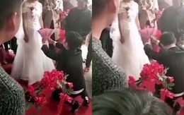 Chú rể quỳ xuống cầu hôn bằng hoa, cô dâu từ chối kết hôn ngay tại đám cưới