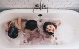 2 tác hại khi bố mẹ 'hồn nhiên' gần gũi con