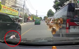 Rùng mình khoảnh khắc chiếc xe 4 chỗ cuốn bé trai vào gầm xe do khuất tầm nhìn