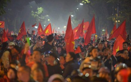 Hàng triệu người dân Việt xuống đường mừng chiến thắng 3-0 của U22