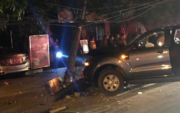 Hà Tĩnh: Ra đường ăn mừng U22, xe ô tô đâm gãy cột điện khiến hai người nhập viện