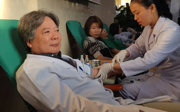Kho máu dự trữ cạn kiệt, Giám đốc BV Việt Đức xắn tay hiến máu cứu bệnh nhân