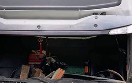 Xe container mất lái tông sập nhà dân, 2 vợ chồng bị cuốn vào gầm