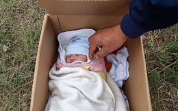 Hà Nội: Phát hiện bé sơ sinh đặt trong thùng mỳ tôm ở vệ đường kèm bức thư ngắn ngủi