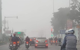 Hà Nội: Sương mù bao phủ từ sáng sớm khiến người dân lo ngại đến sức khỏe