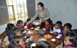 Thầy cô góp gạo, phụ huynh góp củi - chuyện lạ ở Tu Mơ Rông