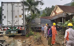 Hai xe tải đâm sập nhà dân, cả gia đình may mắn thoát chết