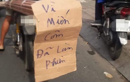 Người đàn ông chạy xe máy trên phố và tấm biển 6 chữ khiến tất cả vừa giận vừa thương