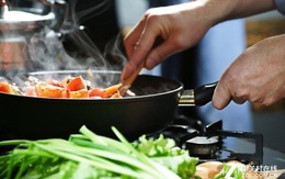 5 thói quen nguy hiểm khi nấu ăn rất nhiều người mắc phải, hãy thay đổi kẻo cả gia đình đổ bệnh