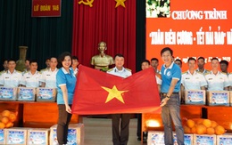 Trao 10.000 lá cờ Tổ quốc cùng 5.300 bức thư chúc Tết của học sinh đến quân dân Trường Sa