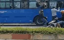 Nhóm thanh niên dùng hung khí tấn công, đập phá xe buýt khiến nhiều học sinh - sinh viên hoảng loạn