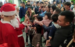 Hà Nội: Đêm Giáng sinh, vạn người ùn ùn kéo đến trung tâm thương mại đông chưa từng thấy