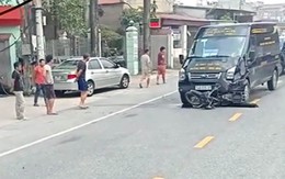 Xe limousine kéo lê xe máy hàng chục mét ở Nam Định, 1 người chết