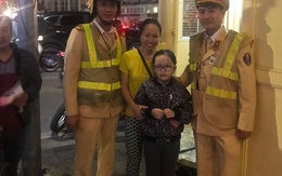 CSGT Hà Nội giúp đỡ cháu bé 7 tuổi bị lạc trong đêm Noel