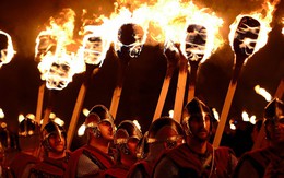 Ném bát, mặc áo chấm bi và 9 phong tục thú vị dịp Tết trên thế giới