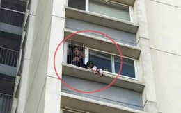 Ở nhà một mình, bé gái trèo ra ban công tầng 6 chung cư, gào khóc gọi "mẹ ơi"