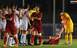 Đội trưởng tuyển nữ Việt Nam đổ gục xuống sân vì kiệt sức sau khi cùng đồng đội giành quyền vào chung kết SEA Games 30
