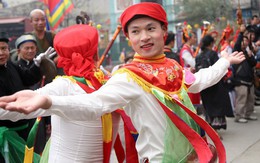 Hà Nội: Mỹ nam giả gái môi đỏ má hồng lả lướt múa điệu "con đĩ đánh bồng" trong hội làng Triều Khúc