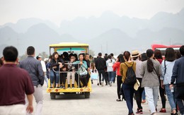 Xe điện quá tải, hàng nghìn người cuốc bộ gần 4km đến ngôi chùa lớn nhất thế giới