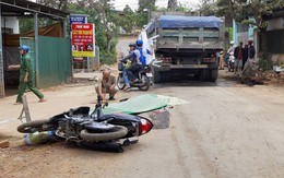 Thanh niên tông vào biển hiệu ngã ra đường, bị xe ben cán tử vong