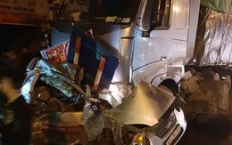 Hà Nội: Xe đầu kéo đâm taxi, 1 người tử vong