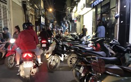 Xếp xe ra giữa đường, người Hà Nội kéo nhau đi sắm quần áo Tết