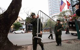 Dựng hàng rào an ninh hai lớp quanh khách sạn có đoàn Triều Tiên