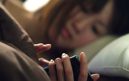 Cô gái bị thủng giác mạc vì để độ sáng màn hình điện thoại quá cao: “Nằm lòng” những nguyên tắc khi sử dụng điện thoại để tránh gặp họa