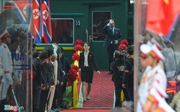 Em gái thân cận kiểm tra sân ga trước khi ông Kim Jong Un xuống tàu