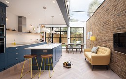 Chỉ với 3 vật liệu đơn giản, kiến trúc sư đã giúp ngôi nhà chật chội này trở nên thoáng, sáng rất tài tình