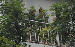 Bất chấp nguy hiểm, phóng viên nước ngoài leo lên tầng 2 để "săn" ảnh ông Kim Jong-un