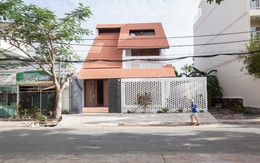Nhà Sài Gòn ba tầng chỉ nhìn thấy mái