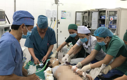 Hàng chục bác sĩ mùng Một Tết được huy động cứu bé bị tai nạn tàu lượn