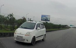 Liều lĩnh chạy xe ngược chiều trên cao tốc Hà Nội - Thái Nguyên