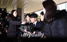 Seungri chính thức trình diện để thẩm vấn: Vẫn đi xe sang nhưng tiều tuỵ hẳn, mắt đỏ rưng rưng xin lỗi nạn nhân