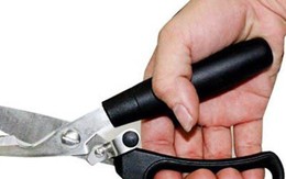 Người phụ nữ nghi bị em trai cầm kéo đâm thủng bụng