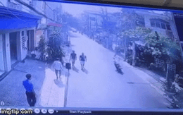 Người đàn ông 'tung cước' đá ngã văng tên cướp chạy xe máy trên phố với tốc độ chóng mặt