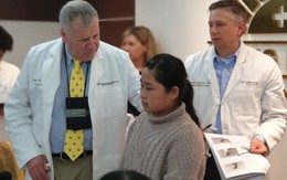 'Bàn tay vàng' y tế Mỹ giúp Việt Nam phẫu thuật miễn phí bệnh nhi dị tật vùng mặt