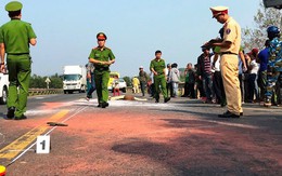 2 con khóc ngất bên thi thể người mẹ sau tai nạn ở Đà Nẵng