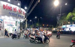 Một người tử vong, 2 thoát chết khi bảng quảng cáo vướng dây điện