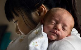 Sinh con rồi mới hiểu: 'Không có ai dạy cho tôi biết phải làm mẹ như thế nào!'
