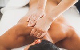Bốn nữ nhân viên không mặc đồ khi massage cho khách nam