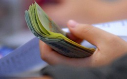 Nhân viên nhà băng túc trực trước hàng cầm đồ