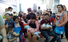 Đà Nẵng: Phụ huynh xếp hàng từ tờ mờ sáng chờ tiêm vaccine 6 trong 1 cho con
