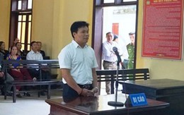 Chồng nắm tóc, kéo vợ ra giữa chợ đánh bất tỉnh