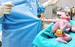 Bé sơ sinh vừa chào đời kéo áo "ăn vạ" bác sĩ