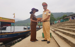 Một Đại úy CSGT ở Hà Tĩnh trao trả tài sản nhặt được cho người dân
