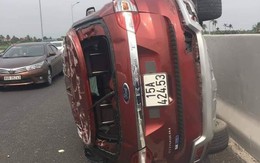 Tai nạn thương tâm: Tài xế xe ô tô văng xuống đường tử vong