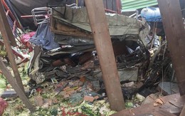 Xe tải tông sập hàng loạt nhà dân, 2 người tử vong