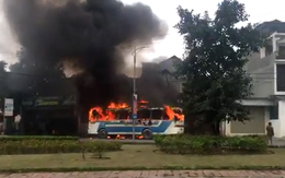 Xe ô tô chở công nhân bất ngờ bốc cháy dữ dội
